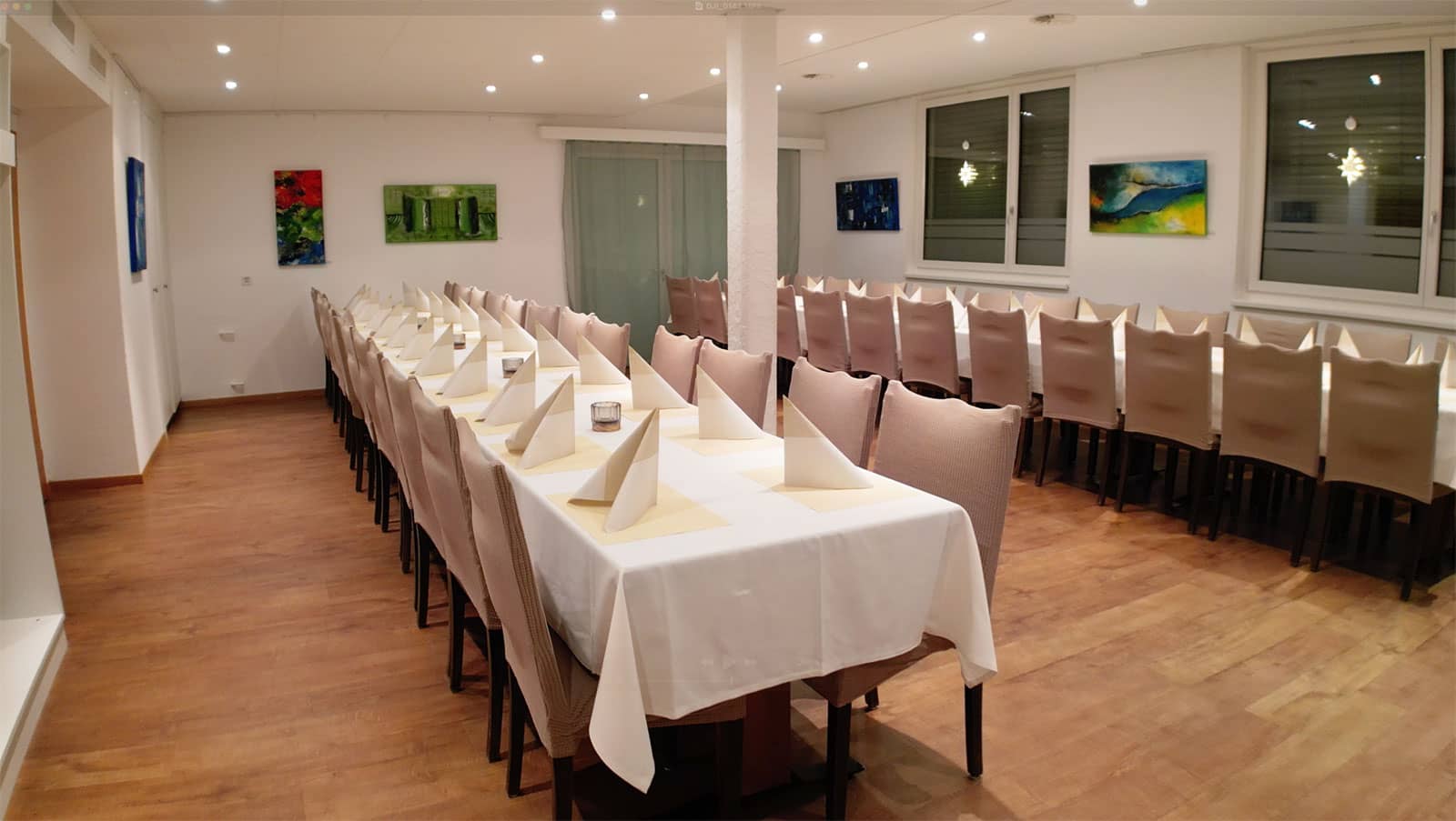 Festlich gedeckte lange Tafel im Saal des Restaurant Kreuz Inwil