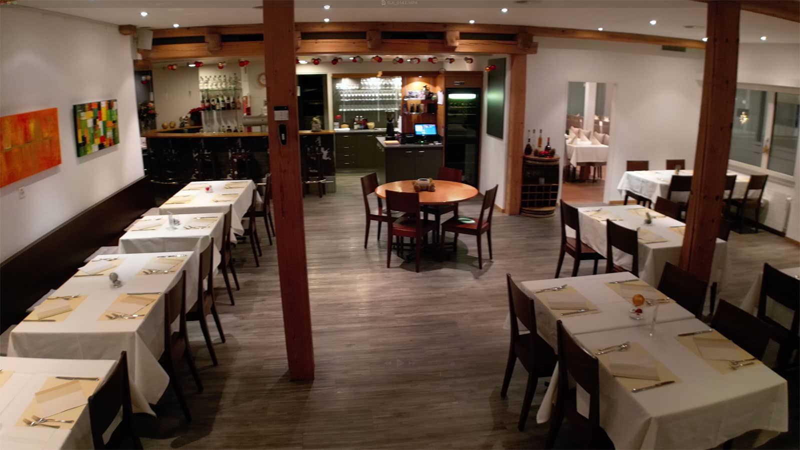 Gaststube mit runder Tafel und Bar