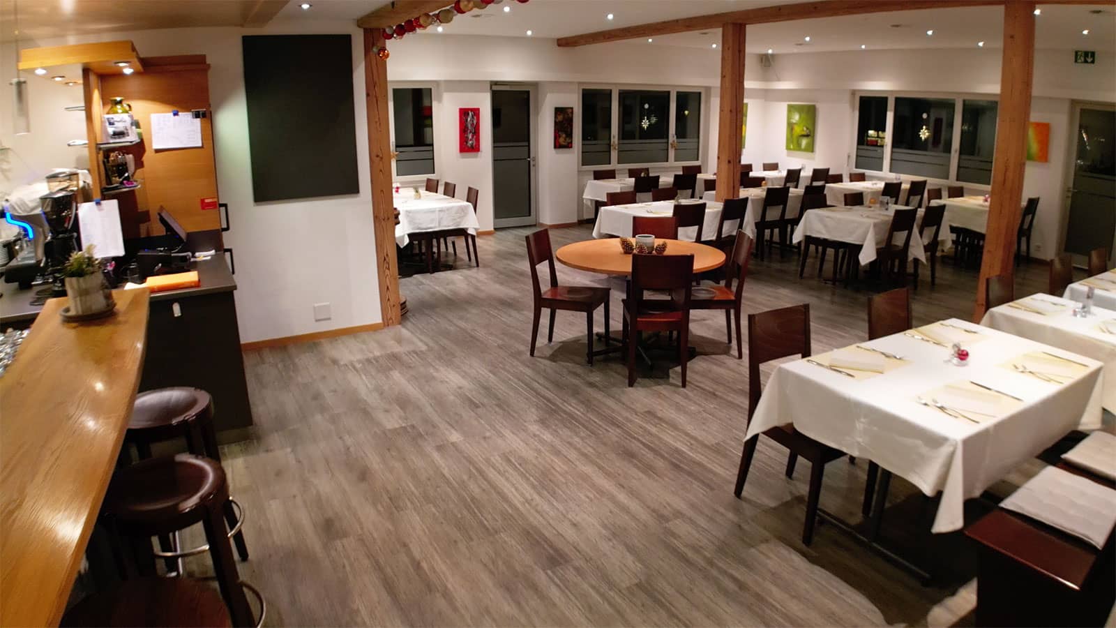 Bar und Gaststube mit Holzbalken