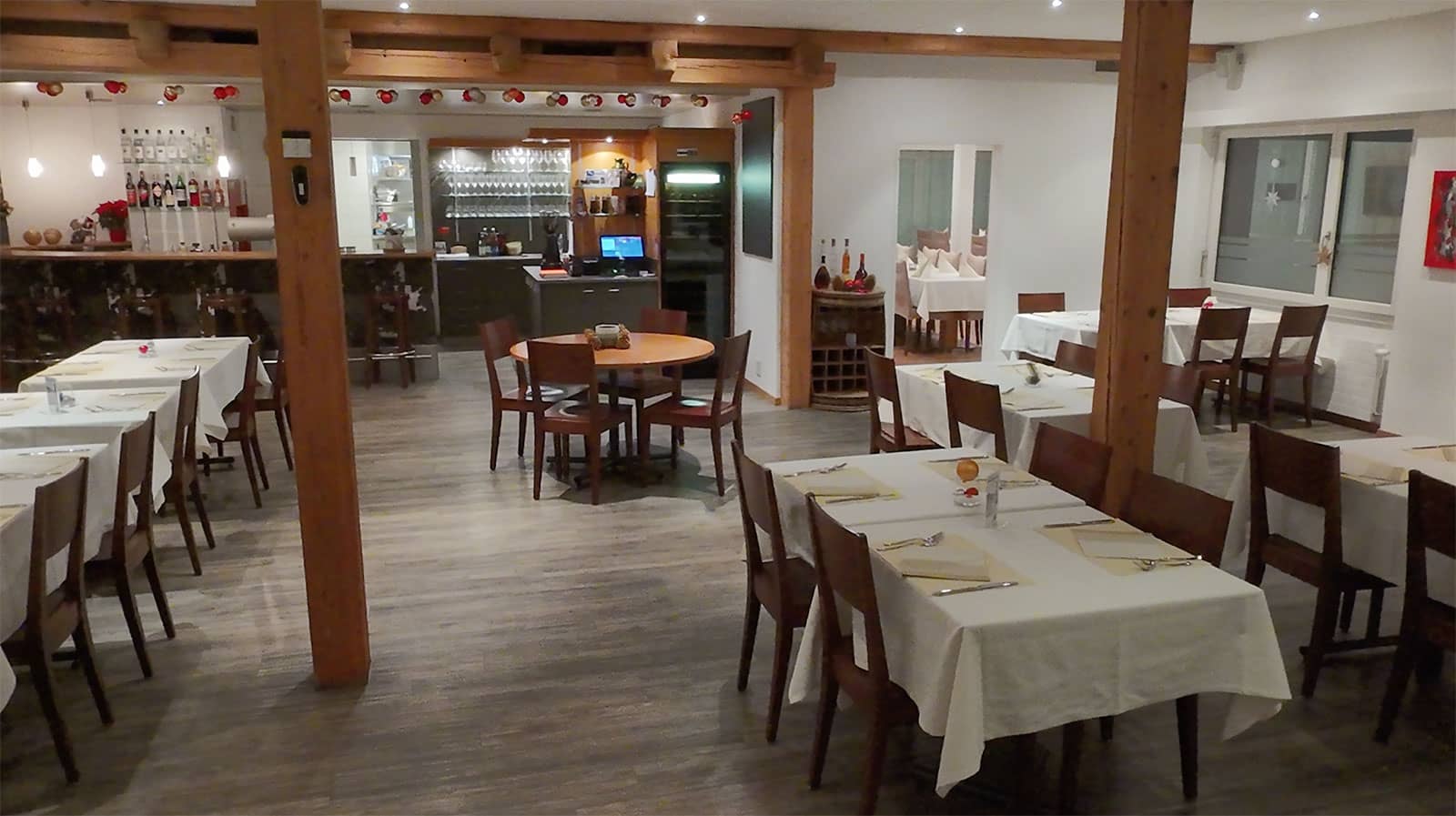 Blick in die Gaststube mit Bar